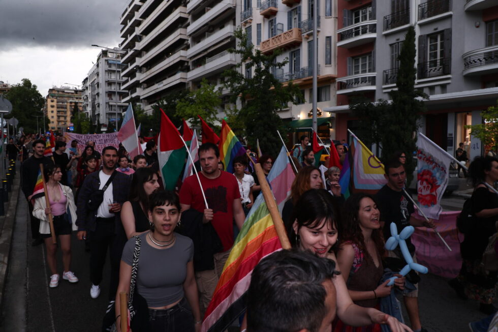 Θεσσαλονίκη: «No pride in war» – Πολύχρωμη παρέλαση υπέρ της διαφορετικότητας και κατά του πολέμου [εικόνες]