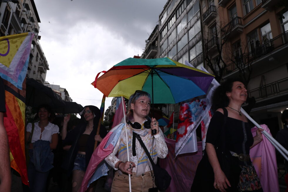 Θεσσαλονίκη: «No pride in war» – Πολύχρωμη παρέλαση υπέρ της διαφορετικότητας και κατά του πολέμου [εικόνες]
