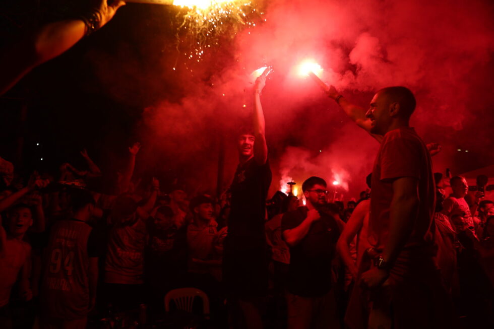 Final four: Πήρε «φωτιά» το λιμάνι – Στους δρόμους του Πειραιά οι φίλοι του Ολυμπιακού [εικόνες – βίντεο]