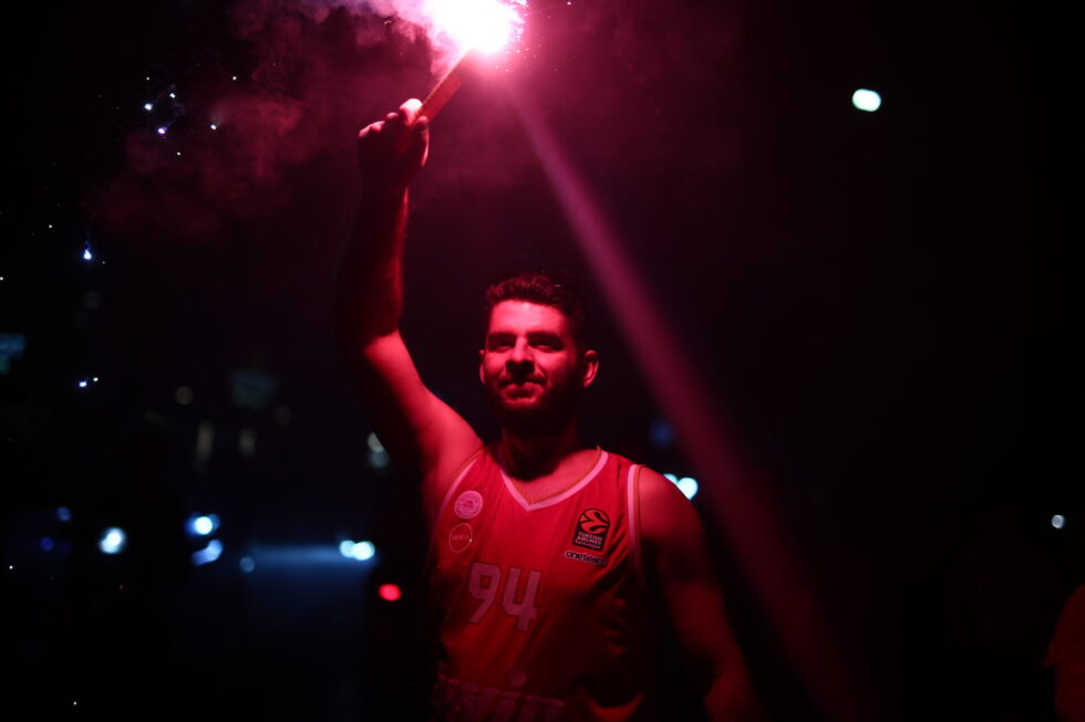 Final four: Πήρε «φωτιά» το λιμάνι – Στους δρόμους του Πειραιά οι φίλοι του Ολυμπιακού [εικόνες – βίντεο]
