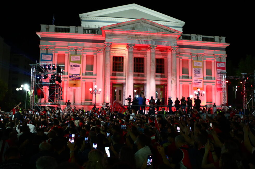 Final four: Πήρε «φωτιά» το λιμάνι – Στους δρόμους του Πειραιά οι φίλοι του Ολυμπιακού [εικόνες – βίντεο]