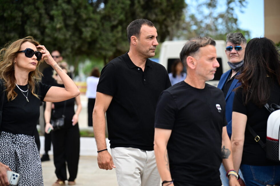 Το τελευταίο αντίο στη Γωγώ Μαστροκώστα: Συντετριμμένοι ο Τραΐανός Δέλλας, η κόρη της και η οικογένειά της