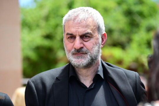Συντετριμμένος ο Τραϊανός Δέλλας στην κηδεία της συζύγου του / EUROKINISSI