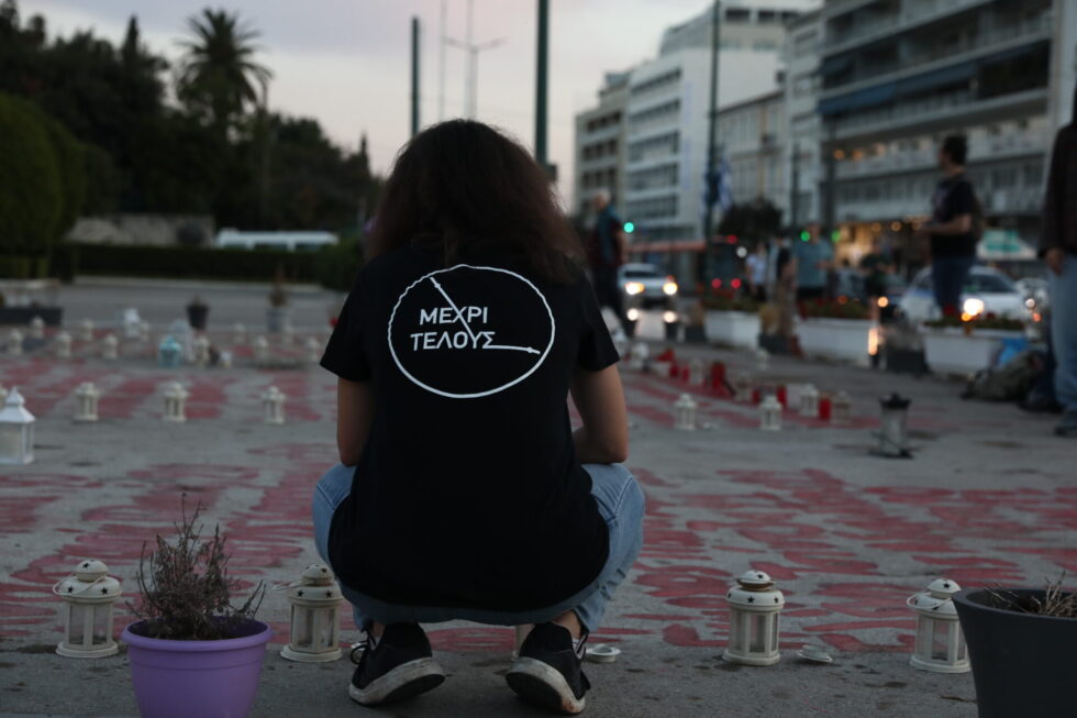 Τέμπη: Συγγενείς θυμάτων έγραψαν ξανά τα ονόματα των ανθρώπων τους έξω από τη Βουλή [εικόνες]