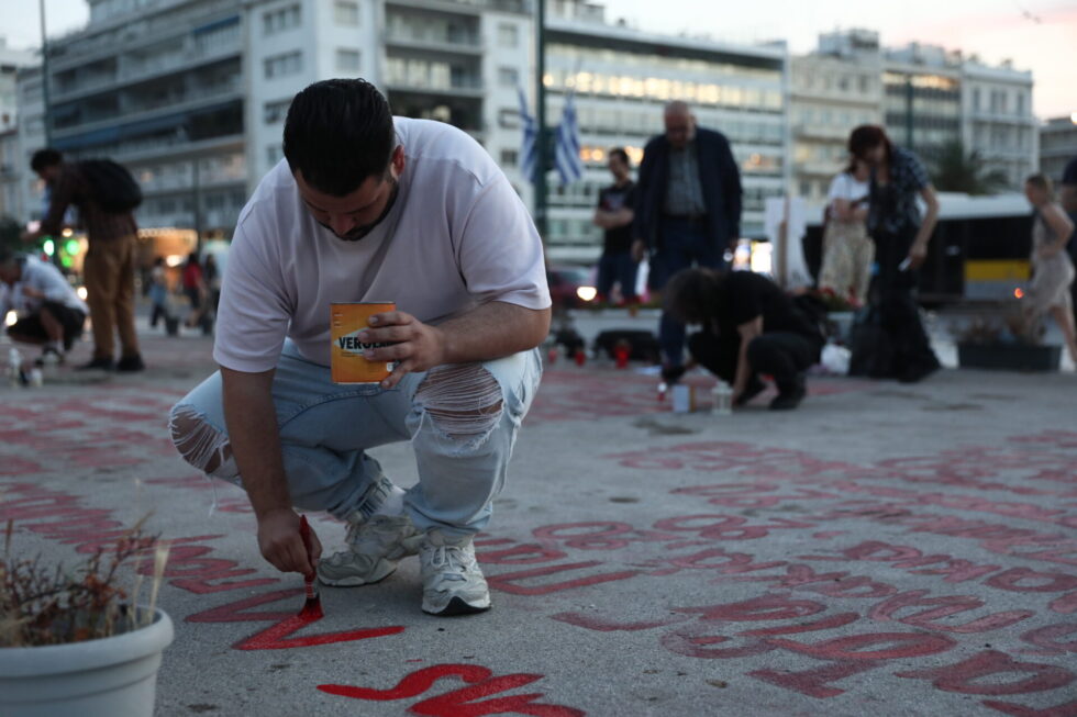 Τέμπη: Συγγενείς θυμάτων έγραψαν ξανά τα ονόματα των ανθρώπων τους έξω από τη Βουλή [εικόνες]