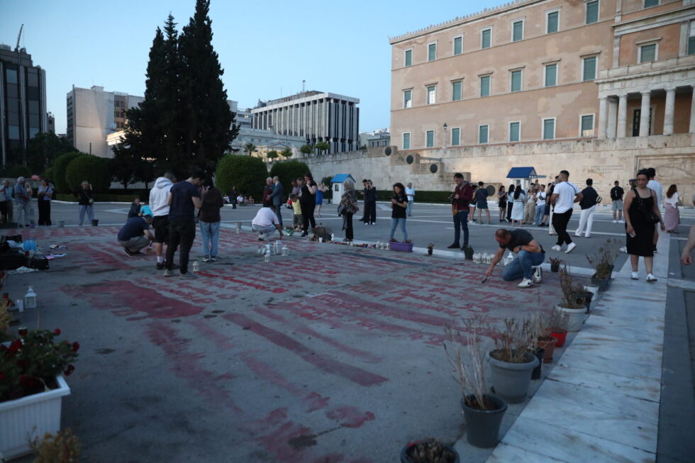 Τέμπη: Συγγενείς θυμάτων έγραψαν ξανά τα ονόματα των ανθρώπων τους έξω από τη Βουλή [εικόνες]