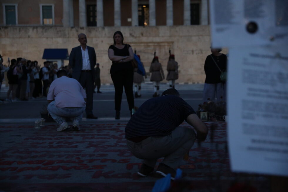Τέμπη: Συγγενείς θυμάτων έγραψαν ξανά τα ονόματα των ανθρώπων τους έξω από τη Βουλή [εικόνες]