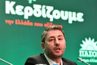 Γιατί το ΠΑΣΟΚ επιτίθεται στον Αλέξη Τσίπρα