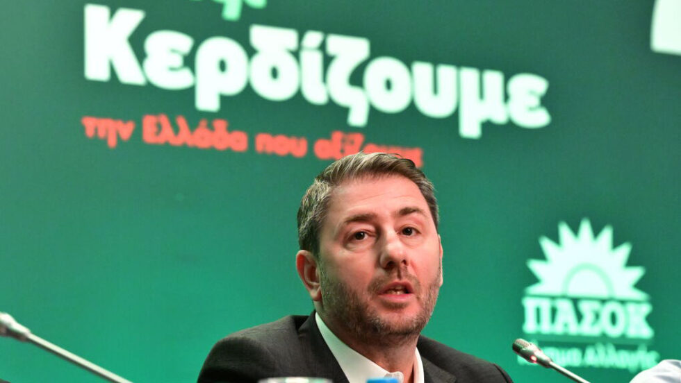 Γιατί το ΠΑΣΟΚ επιτίθεται στον Αλέξη Τσίπρα
