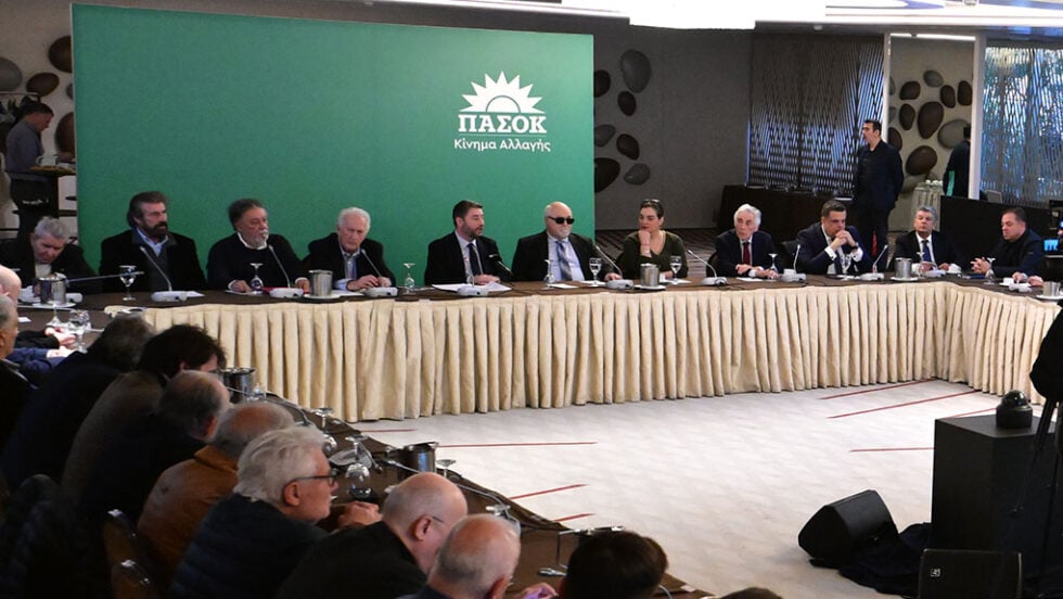 ΠΑΣΟΚ: Συνεχίζεται η αμφίπλευρη διεύρυνση – Αποφασίζει ο Ανδρουλάκης για 3 περιπτώσεις βουλευτών