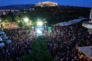 Συντρόφισσες και σύντροφοι ξανά μαζί στο Θησείο: Χιλιάδες στην παρουσίαση της ΕΛΑΣ του Αλέξη Τσίπρα