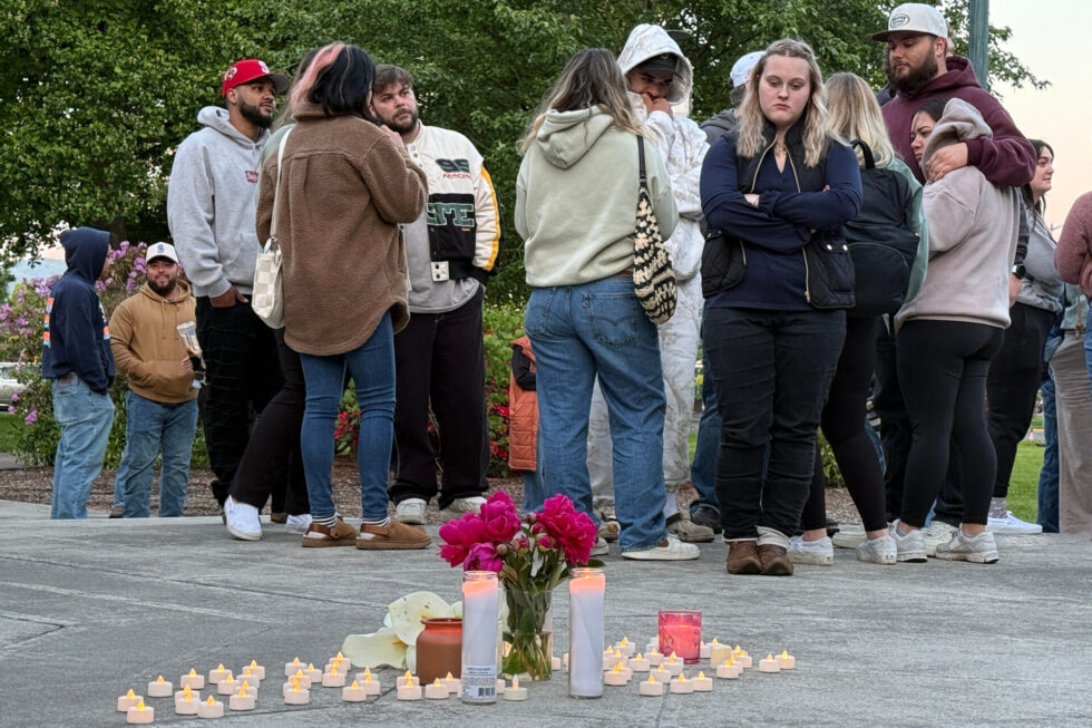 eople gather at a vigil after a chemical tank failure at a paper mill killed at least one worker and left others unaccounted for in Longview, Wash., Tuesday, May 26, 2026. (AP Photo/Claire Rush)