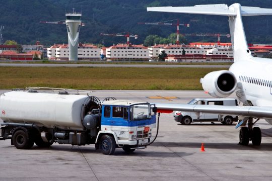 Κρίση στις αεροπορικές υπό τον φόβο της έλλειψης καυσίμων: «Κόβουν» εκατομμύρια θέσεις σε πτήσεις