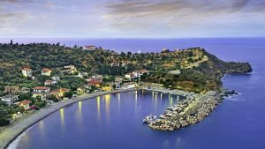 Αποδράσεις για το τριήμερο του Αγίου Πνεύματος: 5 παραθαλάσσια χωριά με νησιώτικη αύρα