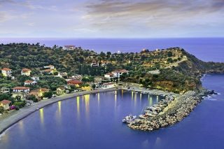 Αποδράσεις για το τριήμερο του Αγίου Πνεύματος: 5 παραθαλάσσια χωριά με νησιώτικη αύρα