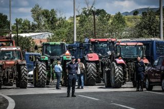 Επεισόδια με λιποθυμία στον Προμαχώνα: Τα ΜΑΤ έπνιξαν στα χημικά αγρότες που διαμαρτύρονταν [βίντεο]
