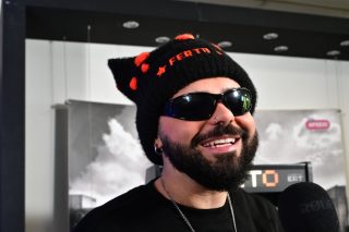 Akylas: Η εξομολόγηση για την queer ταυτότητά του και το bullying που βίωσε στα παιδικά του χρόνια [βίντεο]