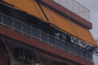 Παράνομο γηροκομείο στους Αμπελόκηπους: «Ούτε που φανταζόμουν ότι είναι γηροκομείο, εδώ έκαναν πάρτι παλιά» - Βίντεο από το «κολαστήριο» ηλικιωμένων