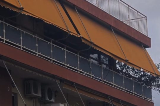 Παράνομο γηροκομείο στους Αμπελόκηπους: «Ούτε που φανταζόμουν ότι είναι γηροκομείο, εδώ έκαναν πάρτι παλιά» - Βίντεο από το «κολαστήριο» ηλικιωμένων