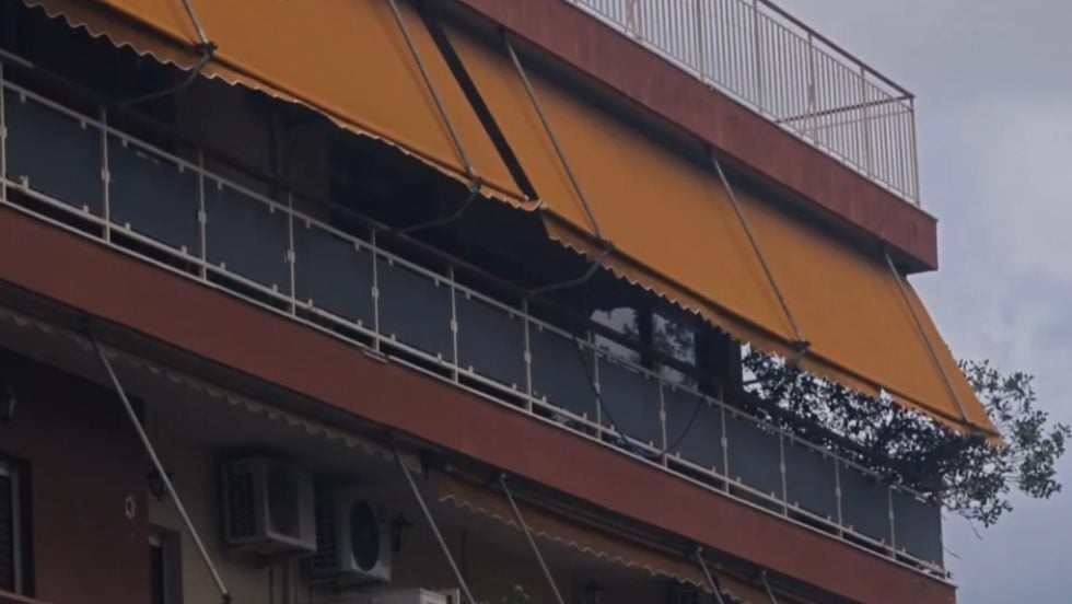 Παράνομο γηροκομείο στους Αμπελόκηπους: «Ούτε που φανταζόμουν ότι είναι γηροκομείο, εδώ έκαναν πάρτι παλιά» - Βίντεο από το «κολαστήριο» ηλικιωμένων