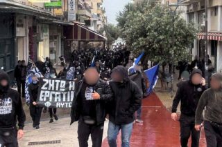 «Παρέλαση» φασιστοειδών στο κέντρο του Άργους την Πρωτομαγιά, καταγγέλλει η Λαϊκή Ενότητα [εικόνες]