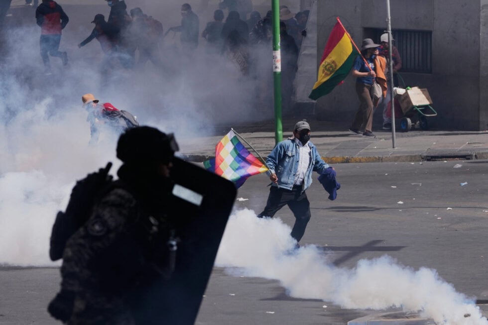 Στις «φλόγες» η Βολιβία: Χιλιάδες πολίτες στους δρόμους ζητώντας την παραίτηση του Ροδρίγο Πας [εικόνες]