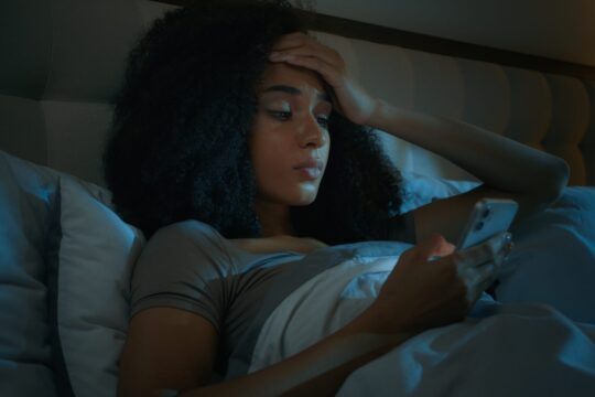 Τρεις στους τέσσερις νέους στην Ελλάδα παγιδευμένοι στην οθόνη: Η «μάστιγα» του doomscrolling στη χώρα
