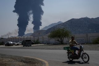 Ιρανικό «σφυροκόπημα» στα Εμιράτα για δεύτερη μέρα - Απειλές για αντίποινα