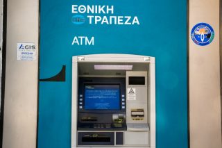 Η ΕΚΠΟΙΖΩ απαντά στην Εθνική Τράπεζα για τη μηνιαία χρέωση 0,80 ευρώ: «Θα επιστρέψει τα χρήματα που παρανόμως εισέπραξε;»