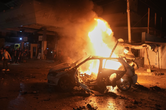 Νεκροί άμαχοι από νέα χτυπήματα στη Γάζα - Στόχος διοικητής της Χαμάς, λέει το Ισραήλ