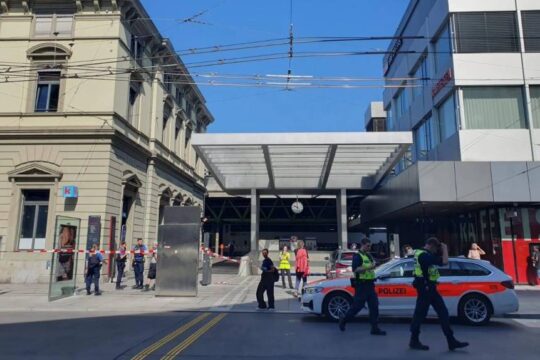 Ελβετία: Επίθεση με μαχαίρι σε σταθμό τρένου – Τρεις τραυματίες, «ο δράστης φώναζε Αλλάχου Άκμπαρ» [βίντεο]