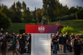 ΚΚΕ για τη συνέντευξη Μητσοτάκη για το δημογραφικό: Αθλιότητα να βαφτίζει «στήριξη των νέων οικογενειών» τα 150 ευρώ