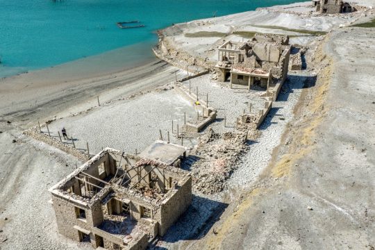 Τεχνητή Λίμνη Μόρνου: «Αποκαλύφθηκε» πάλι το βυθισμένο χωριό Κάλλιο [εικόνες]