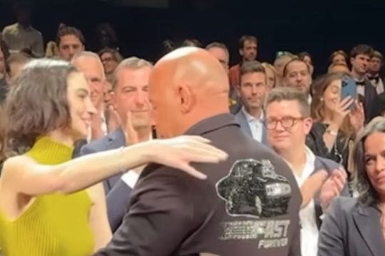 Συγκινητική στιγμή στις Κάνες: Η ζεστή αγκαλιά του Βιν Ντίζελ με την κόρη του αδικοχαμένου Πολ Γουόκερ [βίντεο]