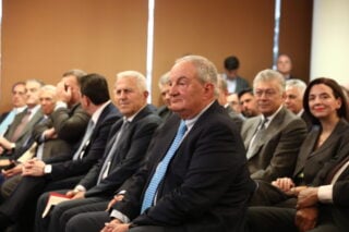 Ηχηρές «γαλάζιες» παρουσίες μαζί με Καραμανλή και Σαμαρά στην παρουσίαση του βιβλίου Αρβανιτόπουλου – Φίλη