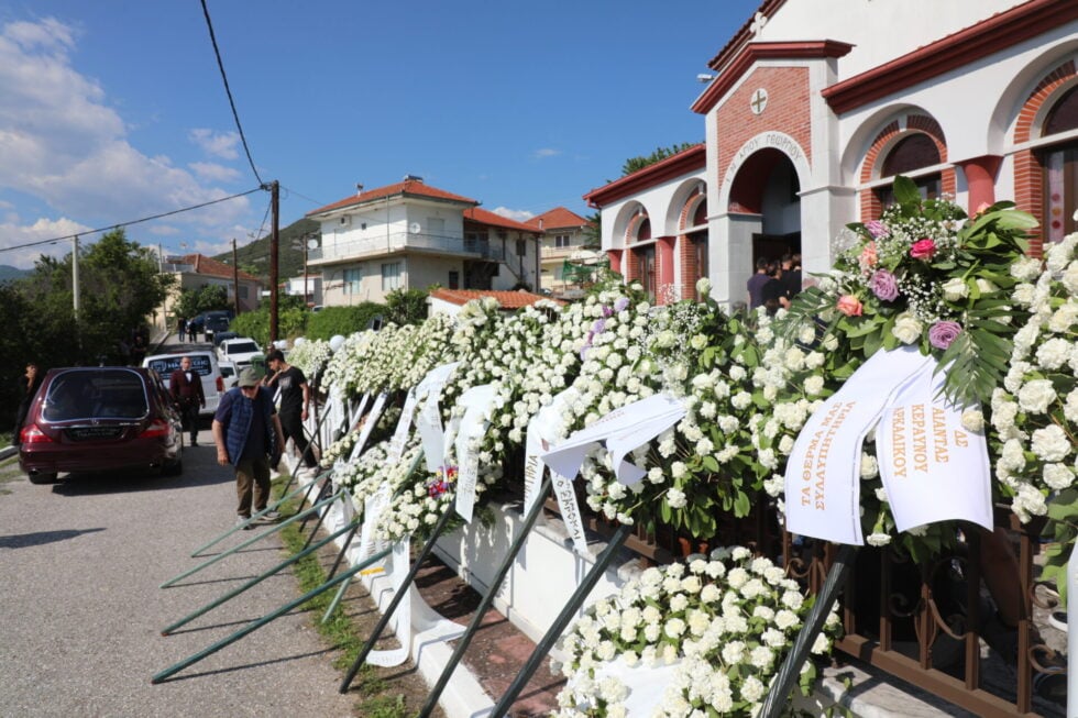 Παρασκευάς Άντζας: Πλήθος κόσμου στο «τελευταίο αντίο» – Παρόντες αρκετοί συμπαίκτες του [εικόνες]