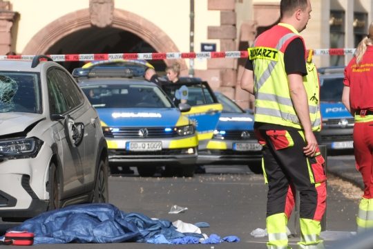 Μακελειό στη Λειψία: Δύο νεκροί και οκτώ τραυματίες από αυτοκίνητο που έπεσε πάνω σε πλήθος - Συνελήφθη ο οδηγός [εικόνες + βίντεο]