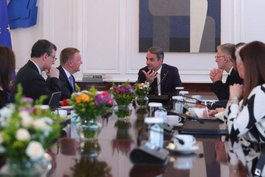 Συνάντηση εργασίας κυβερνητικών με τον Ευρωπαίο επίτροπο για το Κράτος Δικαίου Μ. ΜακΓκραθ