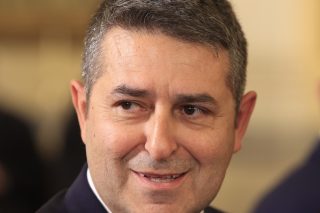Βγήκε από τη ΜΕΘ ο Γιώργος Μυλωνάκης - Μεταφέρεται στη Γερμανία σε κέντρο αποκατάστασης