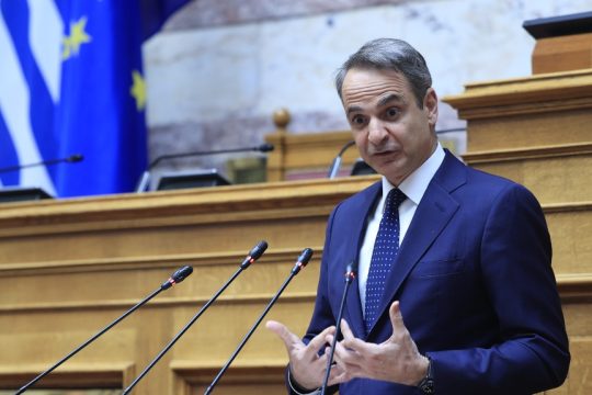 Καταιγισμός της αντιπολίτευσης κατά της συνταγματικής αναθεώρησης: «Θα αναθεωρήσει άρθρα που ήδη παραβιάζει»