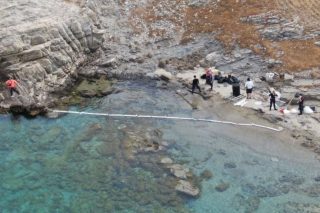 Θαλάσσια ρύπανση σε παραλία της Μυκόνου - Προήλθε από βαρέλι με πετρελαιοειδή