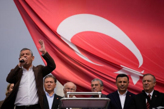 Τουρκικό δικαστήριο ακύρωσε το συνέδριο της αξιωματικής αντιπολίτευσης και καθαίρεσε τον Οζέλ – Αναλαμβάνει το κόμμα ο Κιλιτσντάρογλου