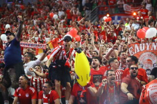 Final four: Σε εξέλιξη η μάχη του Ολυμπιακού με τη Φενέρ – Μπροστά η ελληνική ομάδα με 56-41 στο γ΄ δεκάλεπτο [εικόνες – βίντεο]