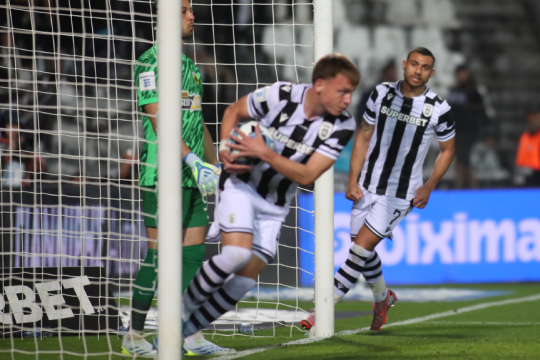 Super League: Ο Μύθου κράτησε ζωντανό τον ΠΑΟΚ στο κυνήγι της δεύτερης θέσης