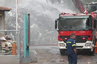 Φωτιά σε διαμέρισμα στο Ωραιόκαστρο: Αστυνομικοί απεγκλώβισαν γυναίκα και τα τρία παιδιά της