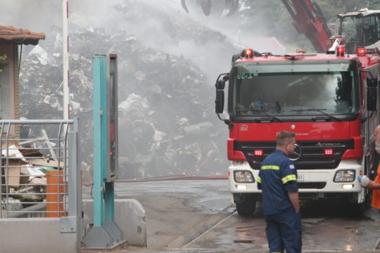 Φωτιά σε διαμέρισμα στο Ωραιόκαστρο: Αστυνομικοί απεγκλώβισαν γυναίκα και τα τρία παιδιά της