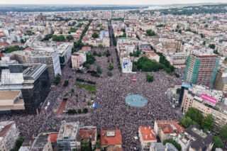 Μαζική αντικυβερνητική συγκέντρωση στο Βελιγράδι – Ζητούν «κράτος δικαίου και όχι της μαφίας»