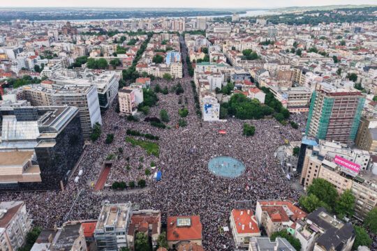 Μαζική αντικυβερνητική συγκέντρωση στο Βελιγράδι – Ζητούν «κράτος δικαίου και όχι της μαφίας»