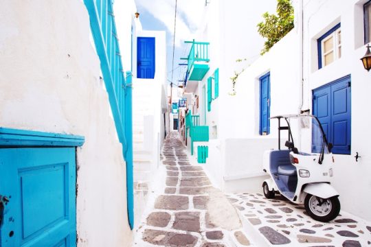 Το αρμονικό νησί των Κυκλάδων που «πρωταγωνιστεί» στην ιταλική τηλεόραση [βίντεο]