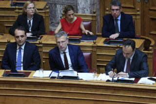 Ομοβροντία κατά Σκέρτσου στη Βουλή: Στήνουν γαλάζιο κομματικό κράτος μέσα στην ΕΥΠ